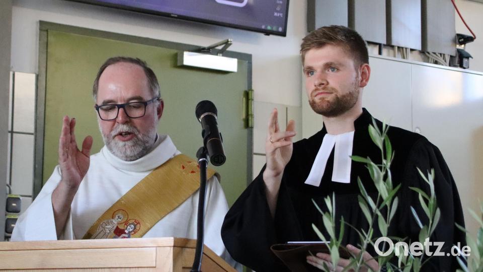 Diakon Peter Bublitz (links) und Pfarrer Daniel Götzfried (rechts) segneten den neuen Rüstwagen der Feuerwehr Rosenberg. Bild: mfh