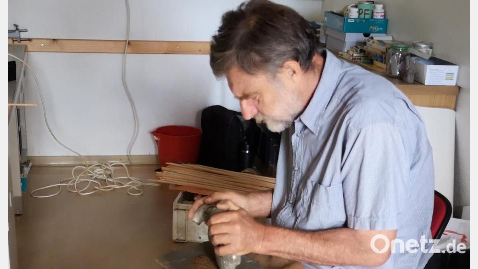 Archäologe Lothar Breinl gelang es, durch einen Funkenschlag mit Hilfe von trockenem Zunder Feuer zu entfachen. Bild: jzk