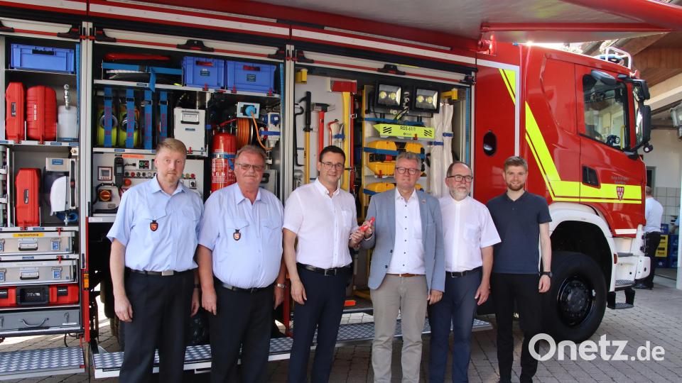 Die Fahrzeugübergabe und -segnung vollziehen (von links) Kommandant Jürgen Schloß, Feuerwehr-Vorsitzender Hans König, Berthold Kilian von der Firma Fire &amp; Safety Kilian, Bürgermeister Michael Göth, Diakon Peter Bublitz und Pfarrer Daniel Götzfried. Bild: mfh