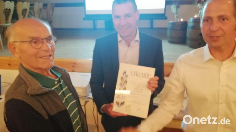 Gründungsmitglied Andreas Zeitler (links) bekam eine Ehrenurkunde für 70 Jahre Mitgliedschaft von BLSV-Kreisvorsitzendem Andreas Malzer (Mitte) und DJK-Vorsitzendem Wolfgang Knoll (rechts). Bild: DJK Falkenberg/exb