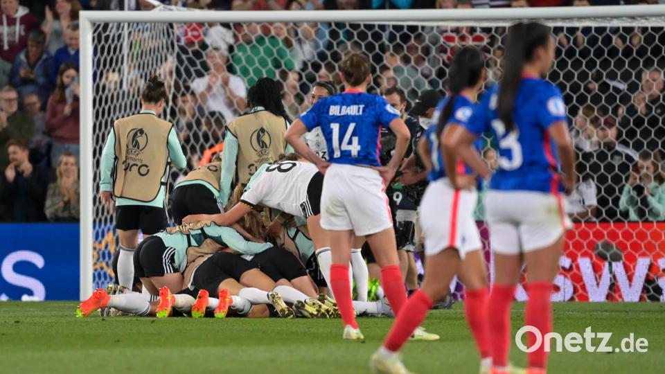 Deutschlands Spielerinnen jubeln nach dem Abpfiff. Bild: Sebastian Gollnow/dpa