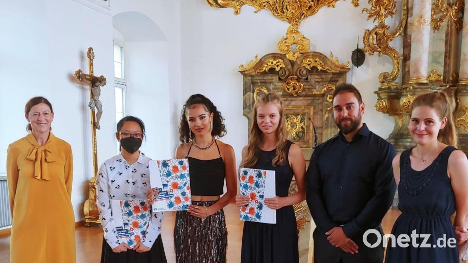 Die besten Absolventen der 9. Jahrgangsstufe (von links): Konrektorin Michaela Cordts, Lalitphat Rakham (1,8), Emmalee Pitts (2,3), Joleen Rudat (2,3), Lehrkräfte René Thanabalan und Sina Neidl. Bild: Nicole Graßer/exb