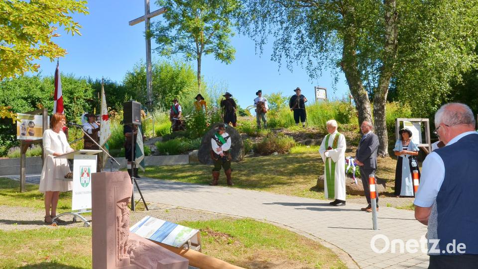 Auf dem historischen Kreuzberg steht nun ein &quot;Meilenstein der Geschichte&quot; und erinnert mit seinem Motiv eines Musketiers aus dem Dreißigjährigen Krieg an ein wichtiges Datum der Grenzgeschichte. Bild: fjo