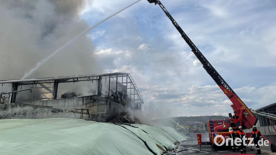 Ein Übergreifen der Flammen auf angrenzende Gebäude auf dem landwirtschaftlichen Anwesen können die Einsatzkräfte verhindern. Bild: egl