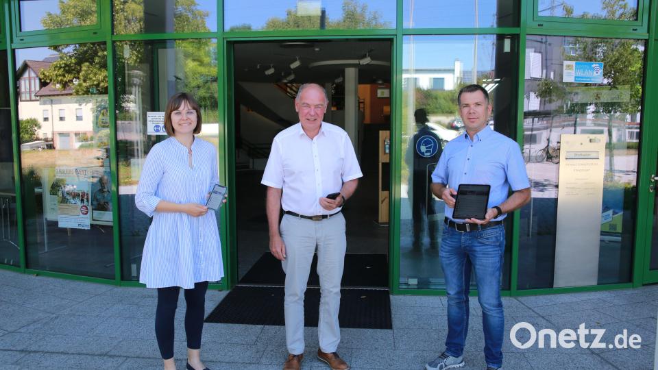 Anja Jäger, Roland Strehl und Thomas Wiedenbauer präsentieren voller Stolz die neue Rathaus App Bild: egl