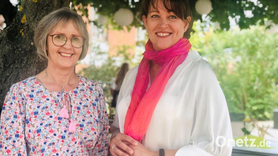 Nach 30 Jahren übergibt Hildegard Legat (links) die Offene Behindertenarbeit an Sabine Reithmair. Bild: Mariella Kramer/exb