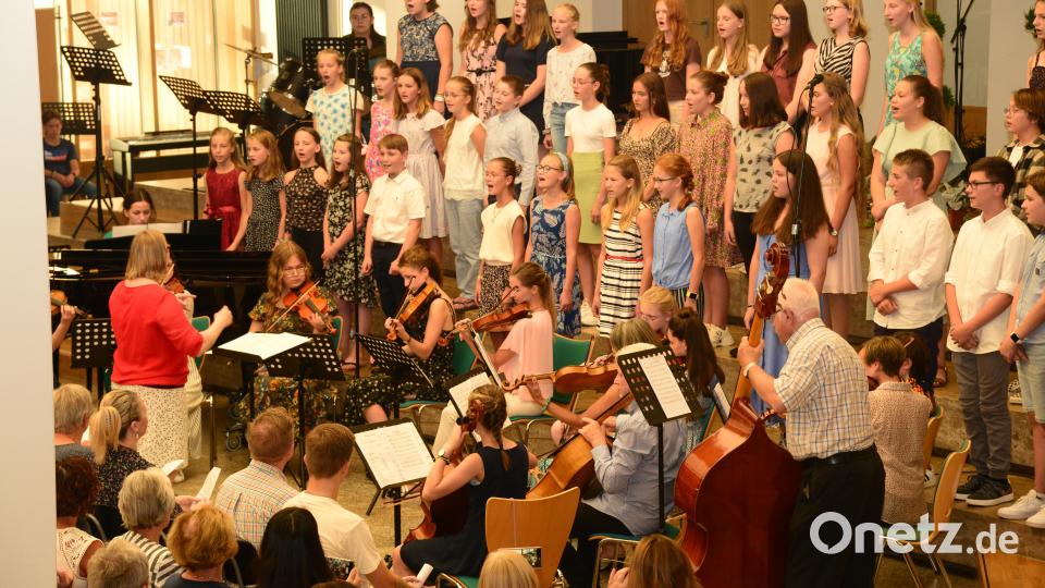 "Die Schule ist aus", behaupten Unterstufenchor und Orchester unter Leitung von Marina Gmeiner in Abwandlung eines bekannten Hits von José Feliciano. Bild: bey