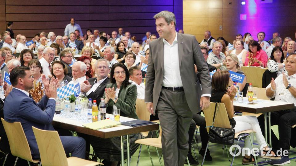 Mit viel und langanhaltendem Applaus wird der Bayerische Ministerpräsident und CSU-Vorsitzende Markus Söder in der Schwandorfer Oberpfalzhalle empfangen. Er ist der Festredner zur Feier von 75 Jahre CSU-Ortsverband Schwandorf und 50 Jahre Kreisverband. Bild: Rudolf Hirsch