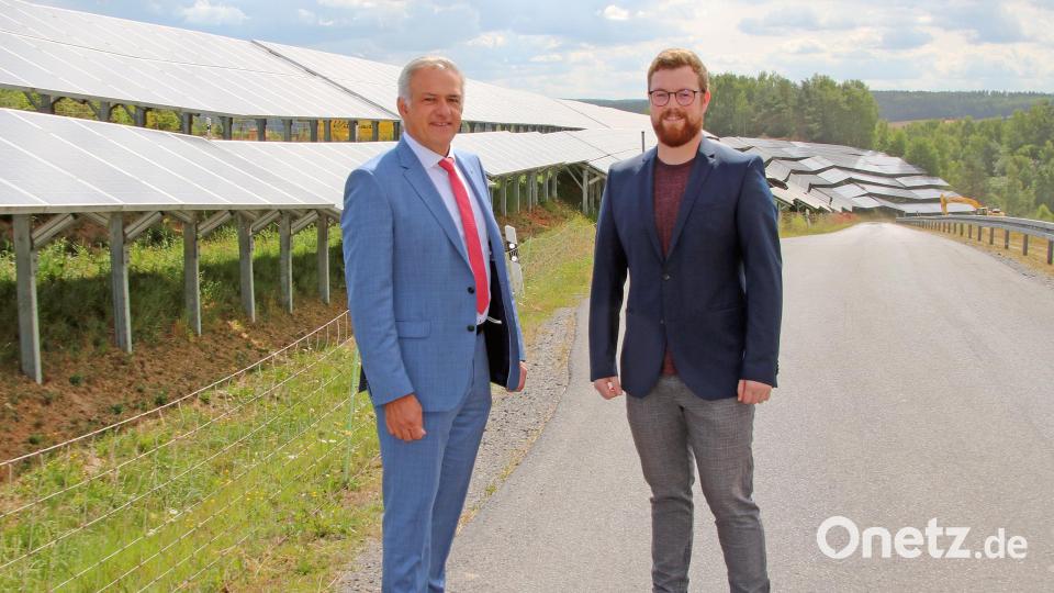 Landrat Roland Grillmeier und der künftige Klimaschutzmanager des Landkreises Tirschenreuth, Lukas Faltenbacher. Bild: Fabian Polster/Landratsamt Tirschenreuth/exb