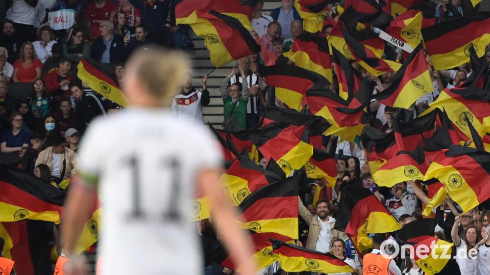 Fans von Deutschland jubeln über das Tor zum 1:0 von Alexandra Popp. Bild: Sebastian Gollnow
