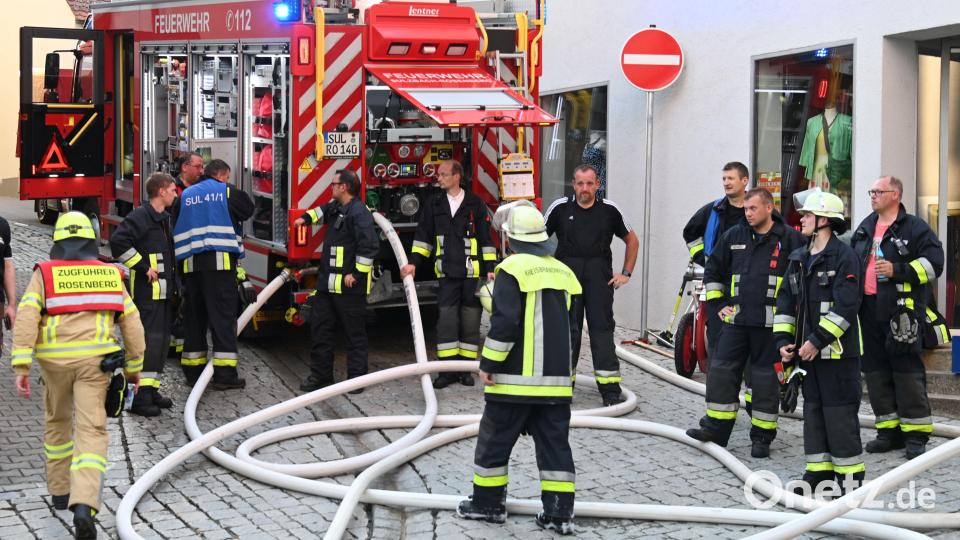 Großeinsatz für die Feuerwehr: In der Sulzbach-Rosenberger Altstadt ist am frühen Sonntagabend in einem Wohnhaus Feuer ausgebrochen. Symbolbild: gf