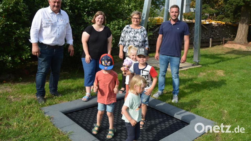 Gesegnet wird am Sonntag auch das barrierefreie Bodentrampolin auf dem Spielplatz in Themenreuth – das erste auf öffentlichem Gelände im Landkreis. Bürgermeister Johann Burger, Christina Ponader vom Netzwerk Inklusion, Behindertenbeauftragte Hildegard Betzl und Gemeinderat Alexander Fachtan (von links) freuen sich, dass es bereits eifrig genutzt wird. Bild: jr