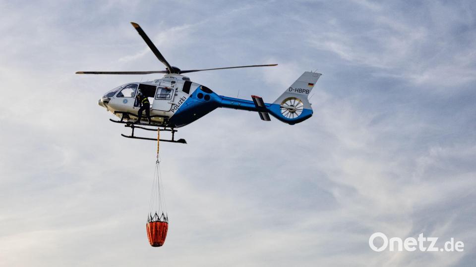 Um den Flammen auch aus der Luft zu Leibe rücken zu können, wurde der Polizei-Hubschrauber Edelweiß aus Roth angefordert. Bild: dmra