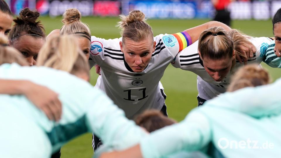 Alexandra Popp (Mitte) und ihre Mitspielerinnen schwören sich auf das Spiel ein. Bild: Nick Potts