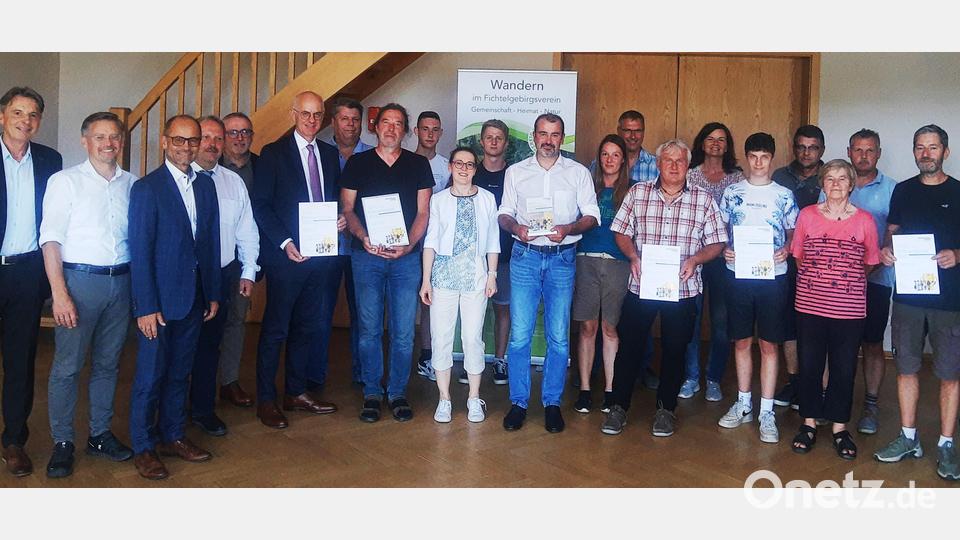Viele FGVler in Brand freuten sich mit den Ehrengästen über den Preis, den die Ortsgruppe für ihre Arbeit im Bereich Naturschutz erhalten hat: Wolfgang Reis, Vorsitzender der Stiftung (links), Walter Jonas (Sechster von links) mit dem Motor und Ideengeber der Naturschutzgruppe, Gerald Hoch, der den Preis mit Obmann Stefan Jungnickl (Mitte) entgegennehmen durfte. Bild: ld