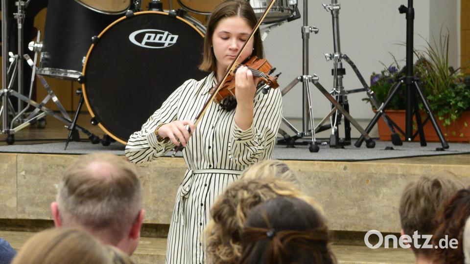 Die Violin-Solistin Hanna Rydkina bei ihrem Auftritt. Bild: bey