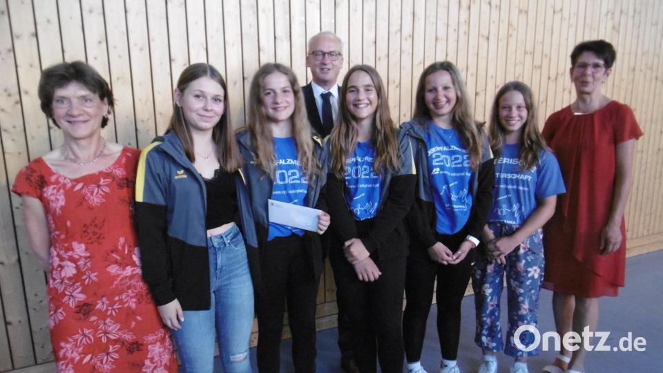 Die erfolgreichen U-14-Volleyballerinnen mit ihren Trainerinnen Dr. Monika Hecken-Emmel (links) und Lisa Lederer (rechts). Bild: mma
