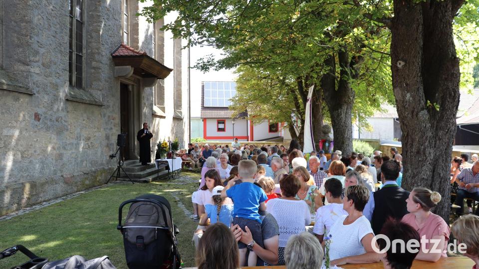Über voll besetzte Bänke durften sich die Geistlichen beim Gemeindenfest im Bereich des Flosser Amtes freuen. Bild: flt