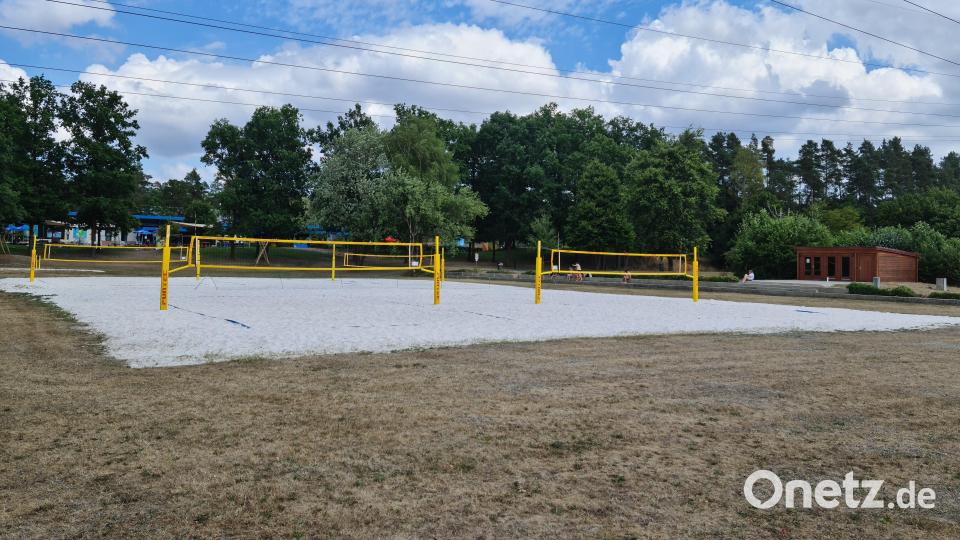 Noch liegt die wunderschöne Beach-Volleyballanlage ruhig da. Am Wochenende wird es dort aber rund gehen. Bild: sne