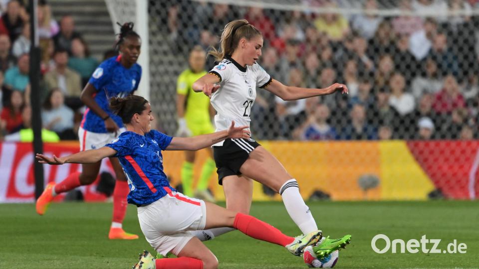 Jule Brand (rechts) und Frankreichs Charlotte Bilbault kämpfen um den Ball. Bild: Sebastian Gollnow