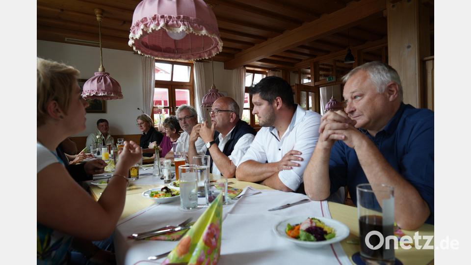 WBD-Geschäftsführer Frank Sander, Bürgermeister Karl Meyer, Michael Pröls und Norbert Zintl vom Forstbetrieb Waldsassen (von links) diskutierten mit Anna Schwamberger und Anton Hofreiter über die Windenergie und die Lager der Wälder. Bild: kaz