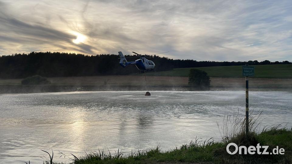 In Bühl konnte der Hubschrauber Löschwasser aufnehmen. Bild: egl