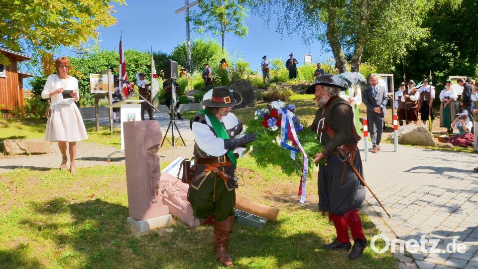 Mit seinem tschechischen Freund Ladislav Rytíř unterstreicht Ortsheimatpfleger Andreas Ringholz (vorne, links) den historischen Wert des Jahrestags durch das Niederlegen eines Gedenkkranzes. Bild: fjo