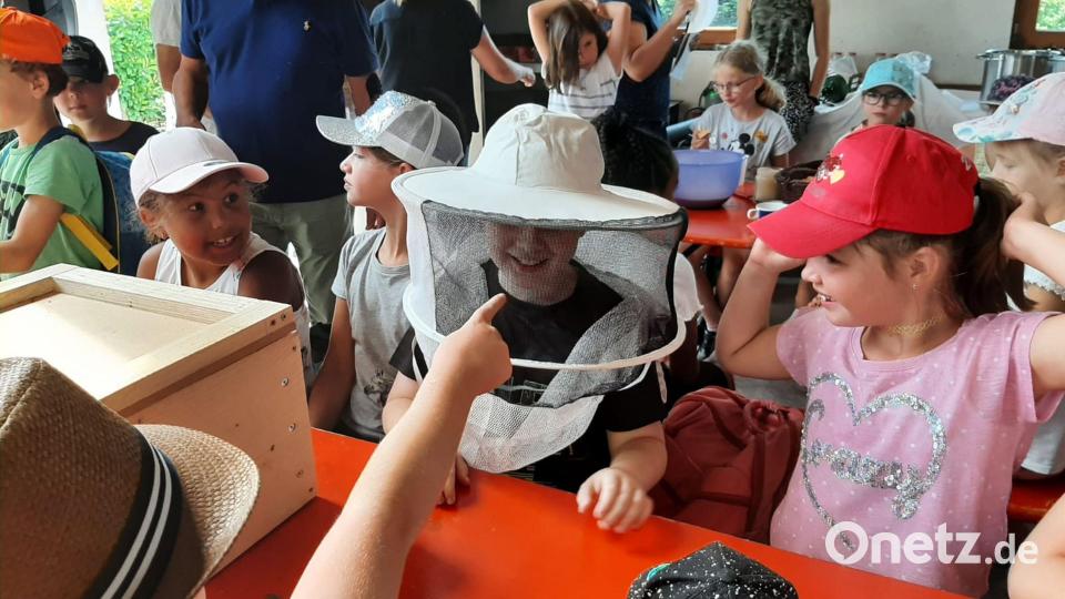 Viel zu erleben gab es für die Schüler der Klassen 3a und 3b der Grundschule Mitterteich auf einem Bauernhof in Erbendorf. Bild: Grundschule Mitterteich/exb