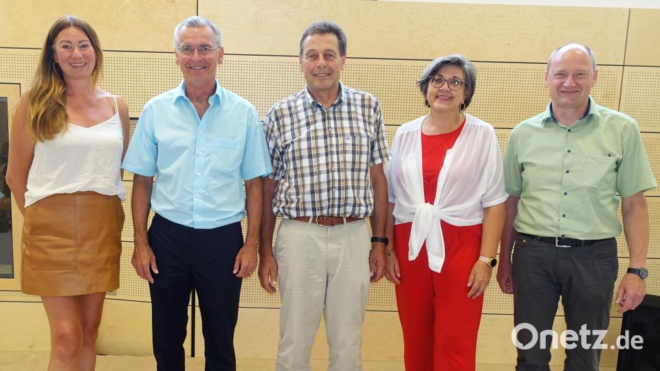 In den Ruhestand verabschiedete (von links) Rektorin Heike Huhnholz ihren Stellvertreter, Konrektor Bernhard Keck, und Lehrer Helmut Renner. Mit im Bild die vormalige Rektorin Renate Scharrer und der Vorsitzende der Verwaltungsgemeinschaft Velden-Hartenstein-Vorra, Herbert Seitz. Bild: Siegfried Fuchs/exb