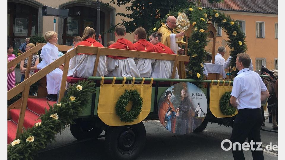 Pfarrer Wilhelm Bauer erteilt zum Abschluss der Prozession den eucharistischen Segen auf dem Allerheiligstenwagen. Bild: Bernhard Walter