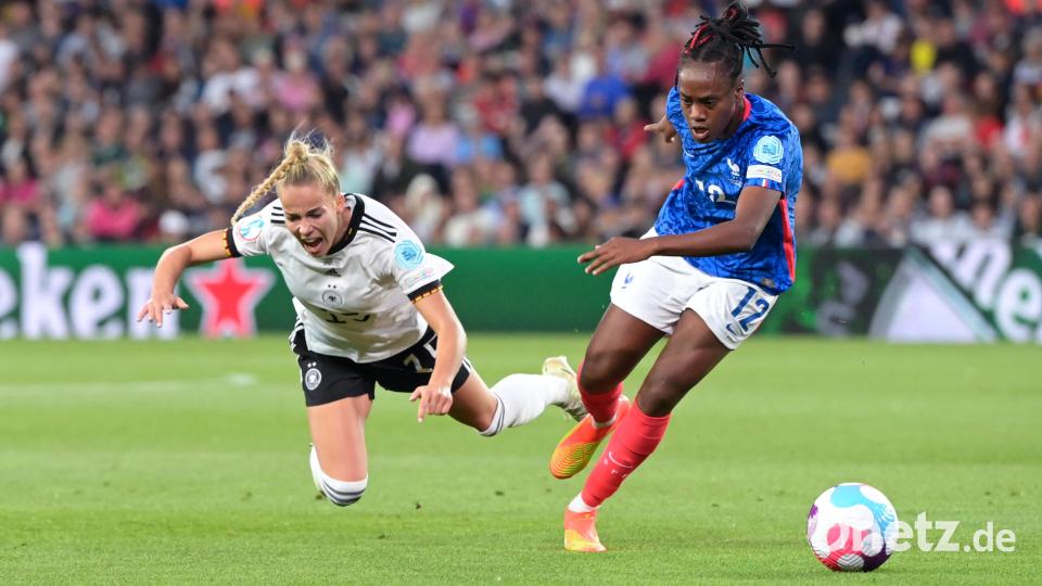 Giulia Gwinn (links) und Frankreichs Melvine Malard kämpfen um den Ball. Bild: Sebastian Gollnow