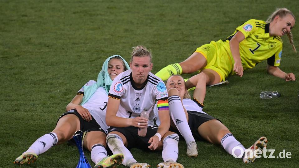 Tabea Waßmuth, Alexandra Popp, Lena Lattwein und Torhüterin Merle Frohms (von links nach rechts) feiern nach Spielende. Bild: Sebastian Gollnow