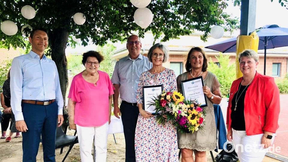 Auszeichnung der besonderen Art: Hildegard Legat (Dritte von rechts) und Irmgard Merkl (Zweite von rechts) erhielten die Ehrennadel in Silber von der Vorsitzenden des Landesverbandes der Lebenshilfe Bayern, Barbara Stamm (Zweite von links). Mit ihnen freuten sich Geschäftsführerin Katrin Panek (rechts) sowie der Vorsitzende Eduard Freisinger und sein Stellvertreter Bernhard Vahle (links). Bild: Mariella Kramer/exb