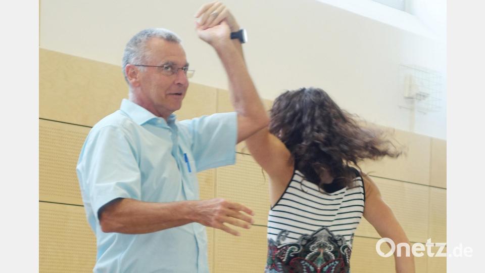 Eine Rock ´n´ Roll-Einlage zeigte Konrektor Bernhard Keck mit Ehefrau Gabi. Bild: Siegfried Fuchs/exb