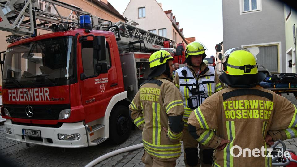 Die Einsatzkräfte konnten verhindern, dass der Brand auf benachbarte Häuser übergriff - in der eng bebauten Altstadt ist diese Gefahr besonders groß. Bild: gf