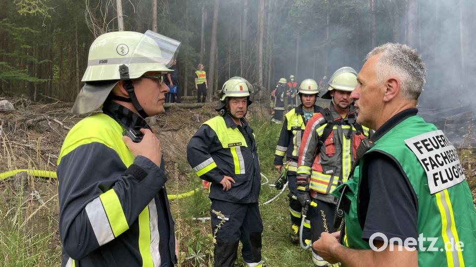 Einsatzleiter KBI Armin Daubenmerkl (links) und Fachberater Flughelfer Josef Wittmann. Bild: egl