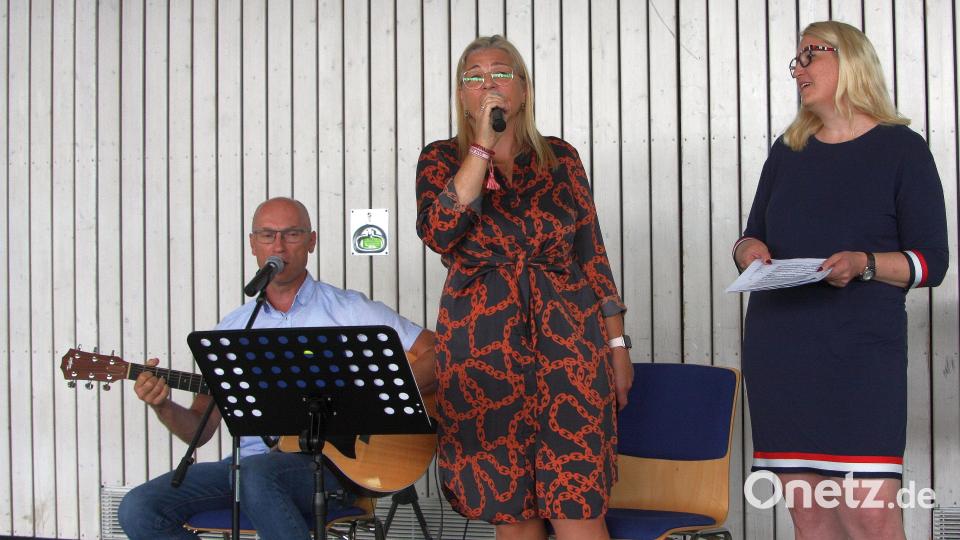 Den besinnlichen Teil gestaltete die Religionspädagogin Yvonne Landefeld (rechts). Musikalisch umrahmt wurde die Feier von Anton Vogl und Anja Wriedt-Wiesend, Lehrer am BSZ (von links). Bild: wro