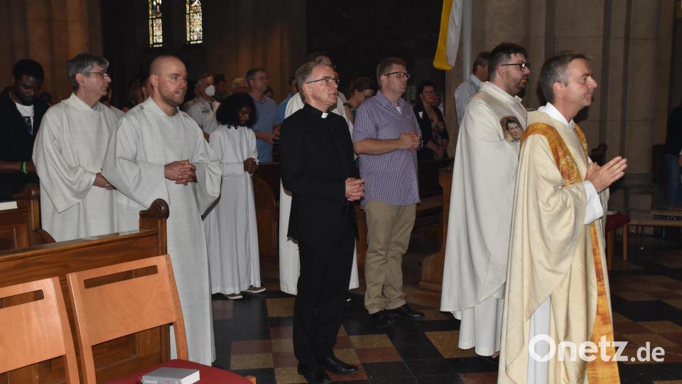 Stadtpfarrer Markus Schmid, Kaplan Johannes Bosco, Pstoralreferent Stefan Dotzler, Kaplan Wolfgang Weyer (von rechts). Bild: hcz