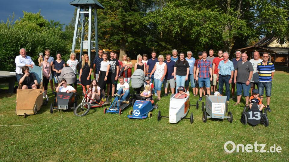 Auf dem neu gestalteten Spielplatz in Themenreuth steigt an diesem Sonntag, 31. Juli, wieder ein Dorffest mit Seifenkistenrennen. Für das Spektakel haben die Dorfbewohner schon zahlreiche „Boliden“ vorbereitet. Sie und Bürgermeister Johann Burger (links) sind bereits voller Vorfreude. Bild: jr
