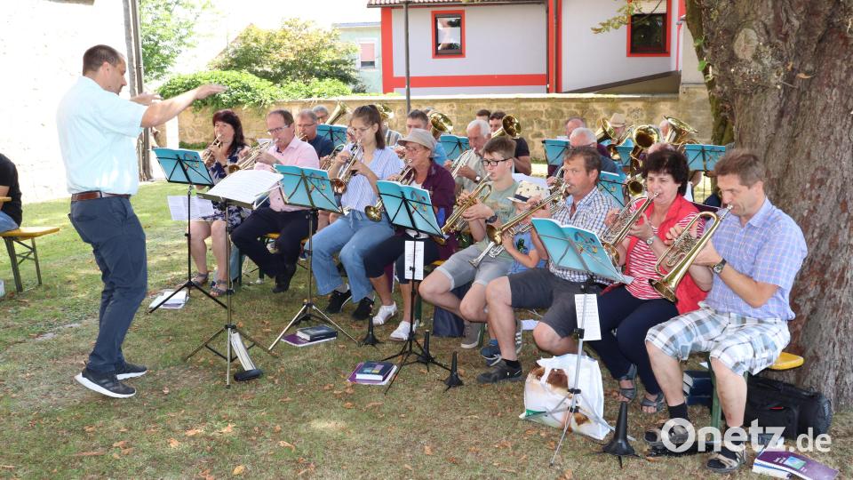 Mitglieder der drei Posaunenchöre aus dem Bereich des Flosser Amts gestalteten gemeinsam unter Leitung von Michael Raab den Gottesdienst musikalisch. Bild: flt