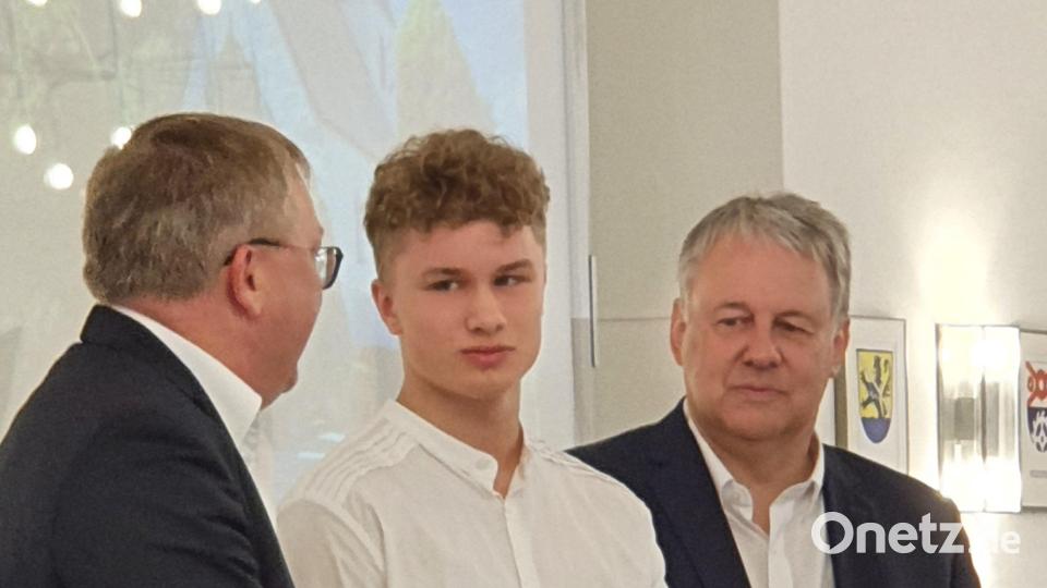 Luis Munker (bester Quali-Schüler mit einem Schnitt von 1,0) mit Oberbürgermeister Michael Cerny (links) und Landrat Richard Reisinger (rechts). Bild: Conny Wrobel/exb
