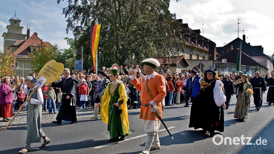 Bei historischen Festzügen (im Bild zur 875-Jahr-Feier 2008 in Waldsassen) stellte die Gerwig-Kreis-Gruppe die legendäre Gründung Waldsassens nach. Die Kostüme entsprechen den Bildern im Chorraum der Basilika. Bild: Gerwig-Kreis Waldsassen/exb