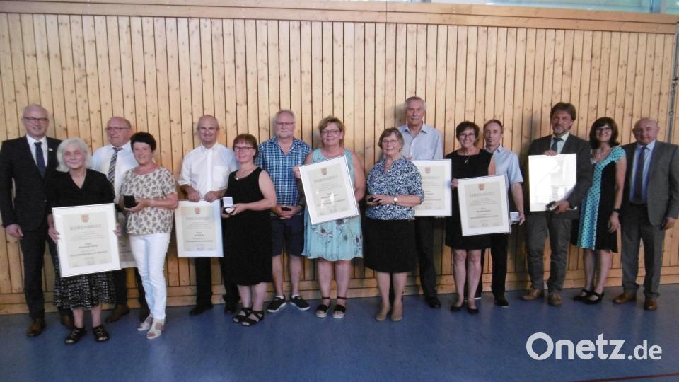 Insgesamt sechs Bürgermedaillen in Silber und Bronze wurden verliehen, zu denen die drei Bürgermeister herzlich gratulierten. Bild: mma
