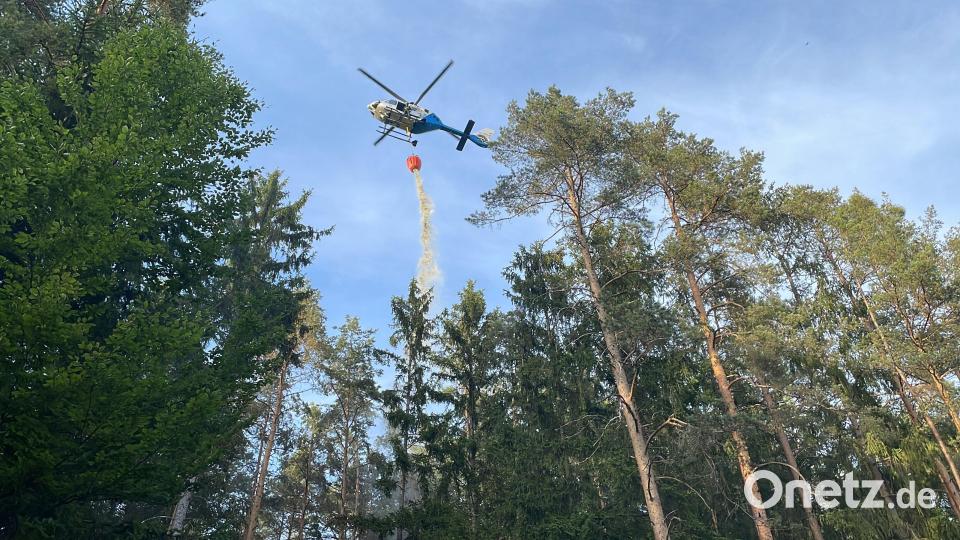 Aus der Luft musste das Feuer per Hubschrauber bekämpft werden. Bild: egl