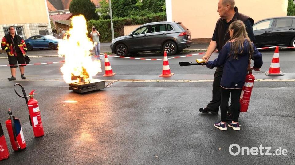 Bestandteil einer Brandschutzschulung für Drittklässler vor dem Gerätehaus der Feuerwehr Mitterteich waren auch Löschübungen. Bild: Grundschule Mitterteich/exb