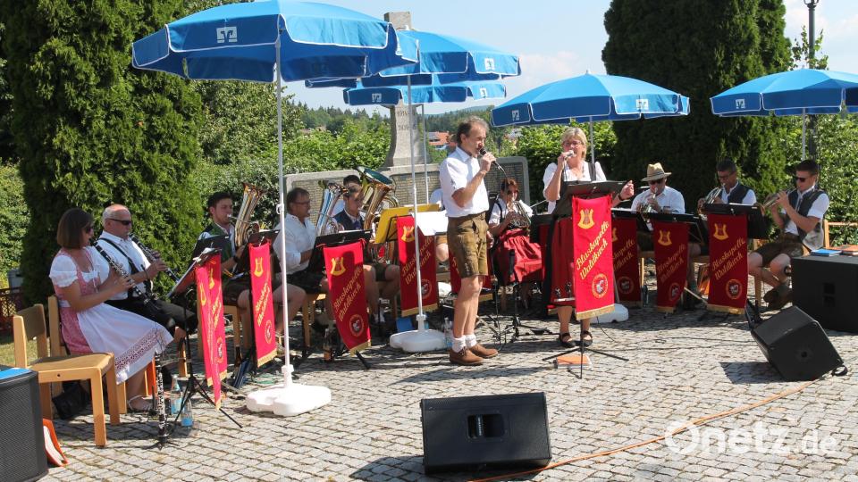Die Blaskapelle Waldkirch verwöhnt die Gäste beim Pfarrfest mit Liedern aus Böhmen und dem Egerland. Bild: pi