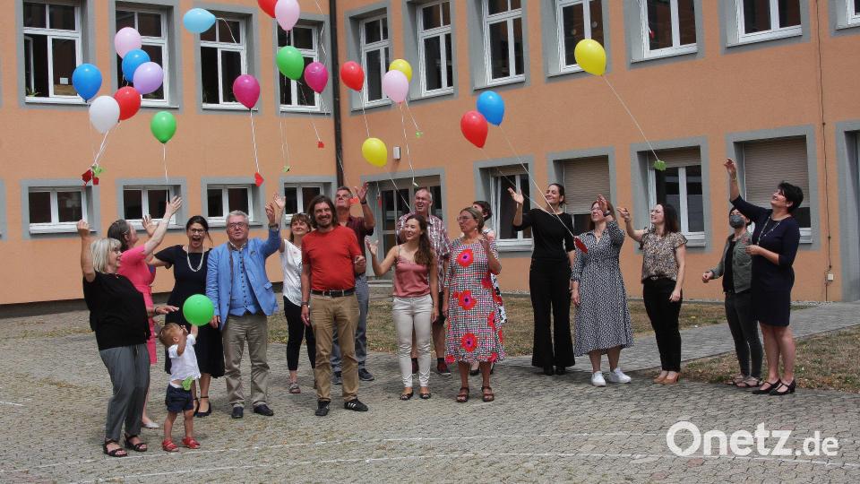 Endlich war es soweit: Mit dem Freilassen der bunten Ballons endete die Amtszeit von Rektorin Andrea Schiml (links). Bild: wro