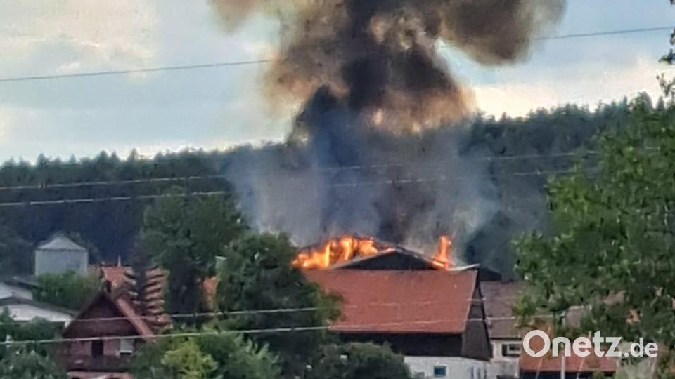 In Schwand bei Freudenberg brannte es am frühen Donnerstagabend auf einem landwirtschaftlichen Anwesen. Bild: Alexandra Fruth/exb