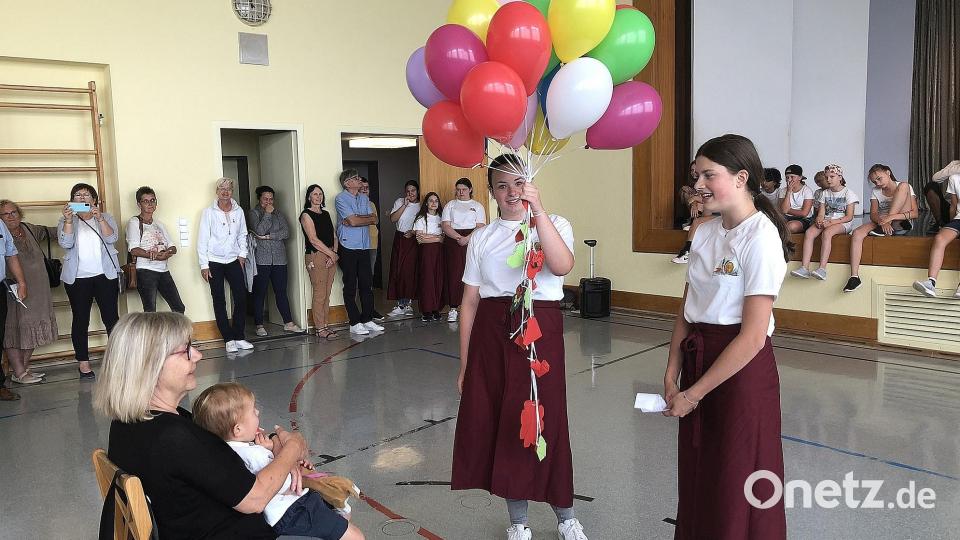 Am Ende des offiziellen Teils der Abschiedsfeier für Andrea Schiml (links) wurden bunte Luftballons freigelassen. Bild: wro