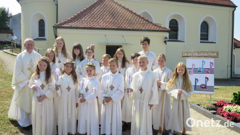 Bild mit Ministranten im Hintergrund. Bild: Christine Schwarz